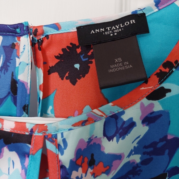 Ann Taylor Short Sleeve Floral Printed Stretchy Blouse, size XS. - Picture 3 of 4